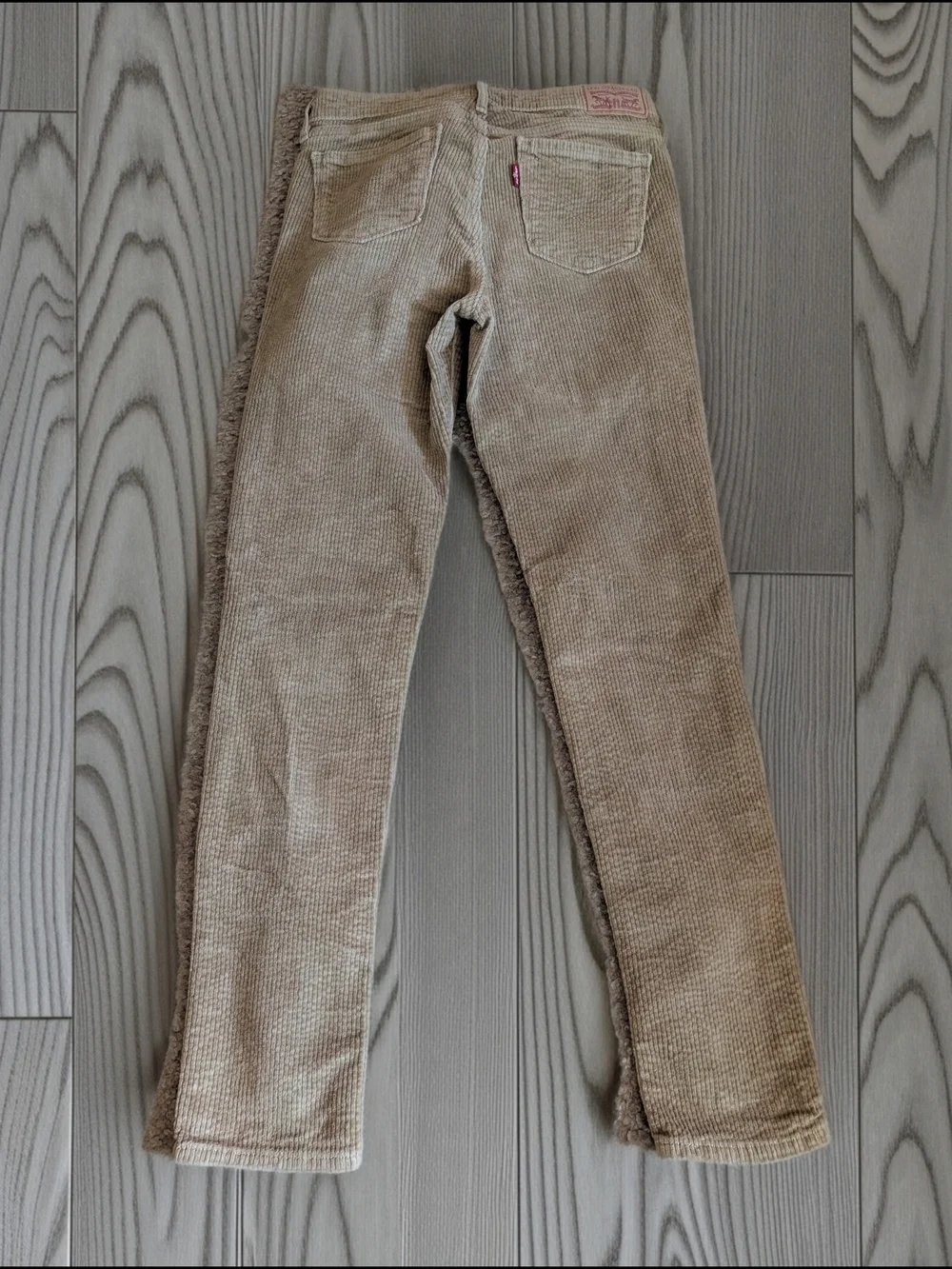 Levi's Women's skinny-fit fine-wale corduroy trousers. Size 28x30